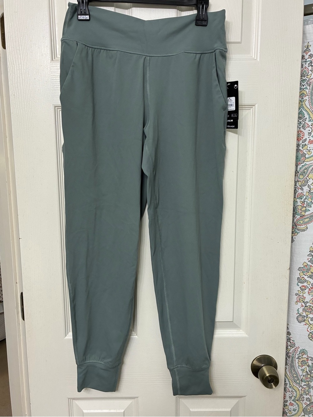 AVIA Soft Sculpt Jogger in Sage Green, size M (8-10).